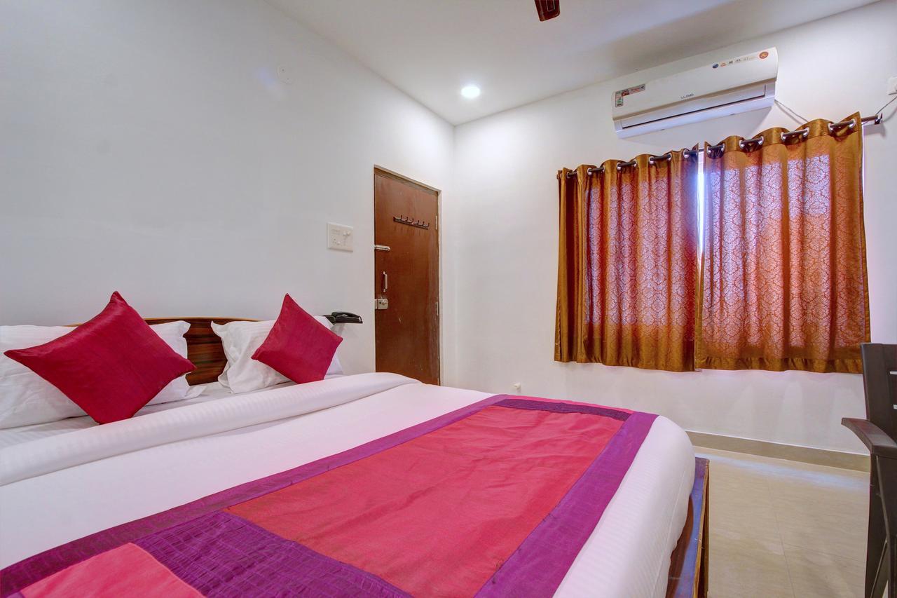 Oyo 11670 Hotel Vishnu Priya Residency Hyderabad Exterior foto