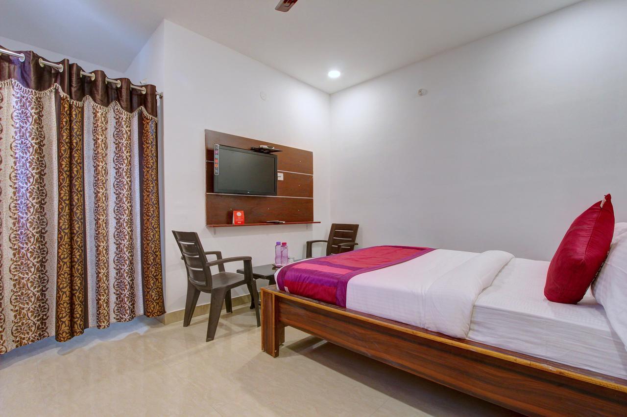 Oyo 11670 Hotel Vishnu Priya Residency Hyderabad Exterior foto