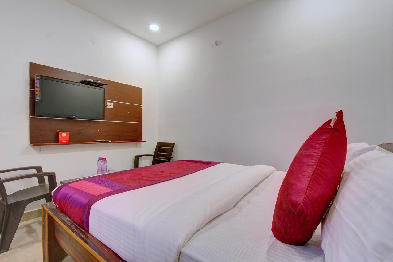 Oyo 11670 Hotel Vishnu Priya Residency Hyderabad Exterior foto